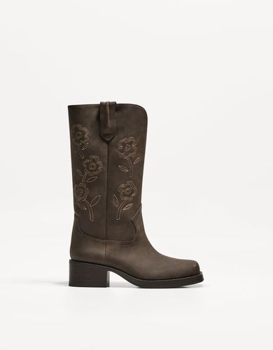 Bota Plana Cowboy Bordada Mujer 38 - Bershka - Modalova