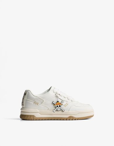 Ce Llavero Hombre 40 Blanco" - Bershka - Modalova