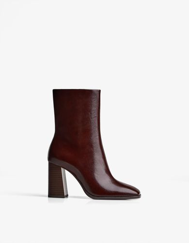 N Tacón Ancho Mujer 41 Granate" - Bershka - Modalova