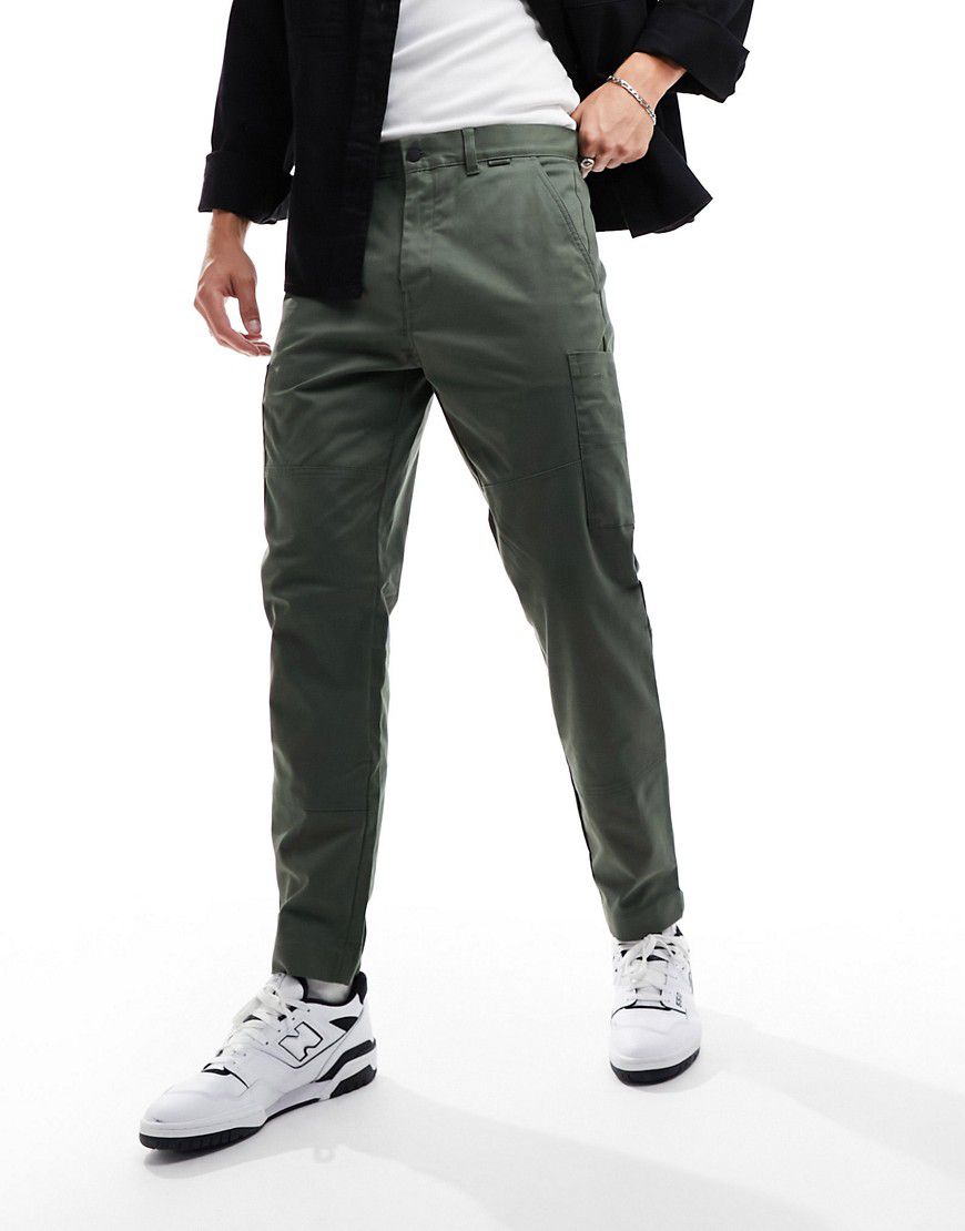 Modern - Pantaloni cargo affusolati in twill grigio scuro - Calvin Klein - Modalova