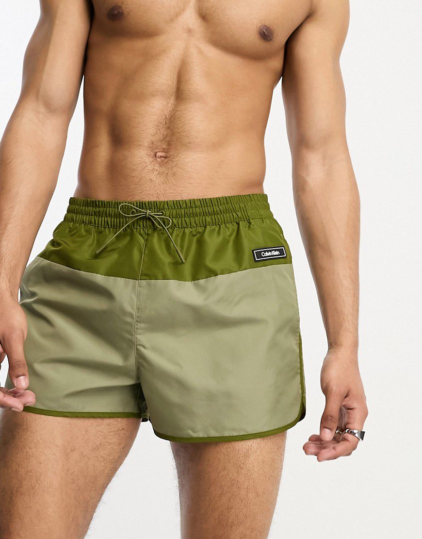 Core Solids - Pantaloncini da bagno stile runner verdi taglio corto - Calvin Klein - Modalova