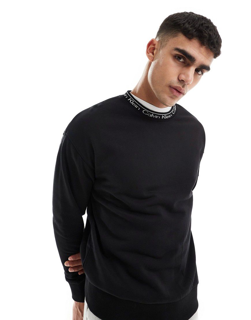 Felpa nera vestibilità comoda con logo - In esclusiva per ASOS - Calvin Klein - Modalova