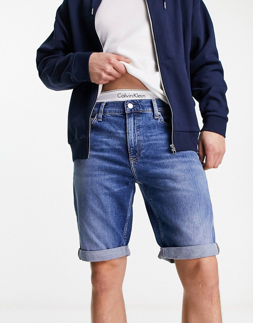 CC - Pantaloncini di jeans slim lavaggio medio - Calvin Klein Jeans - Modalova