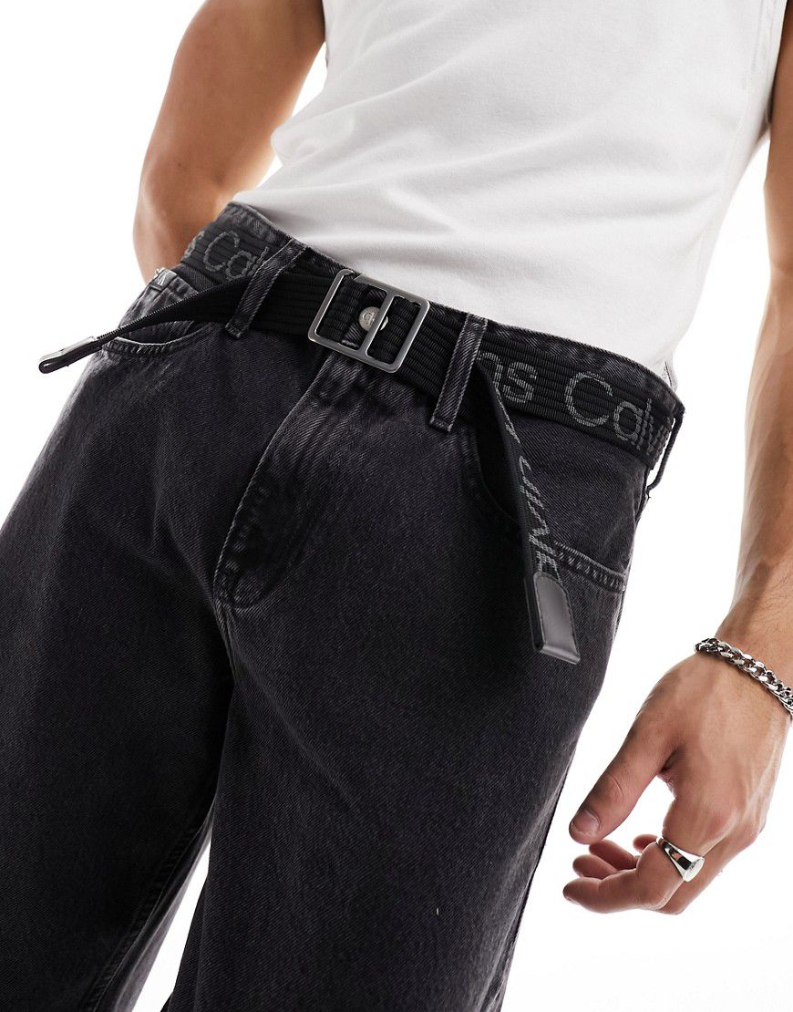 Cintura in pelle intrecciata da 35 mm nera con logo e fibbia passante - Calvin Klein Jeans - Modalova