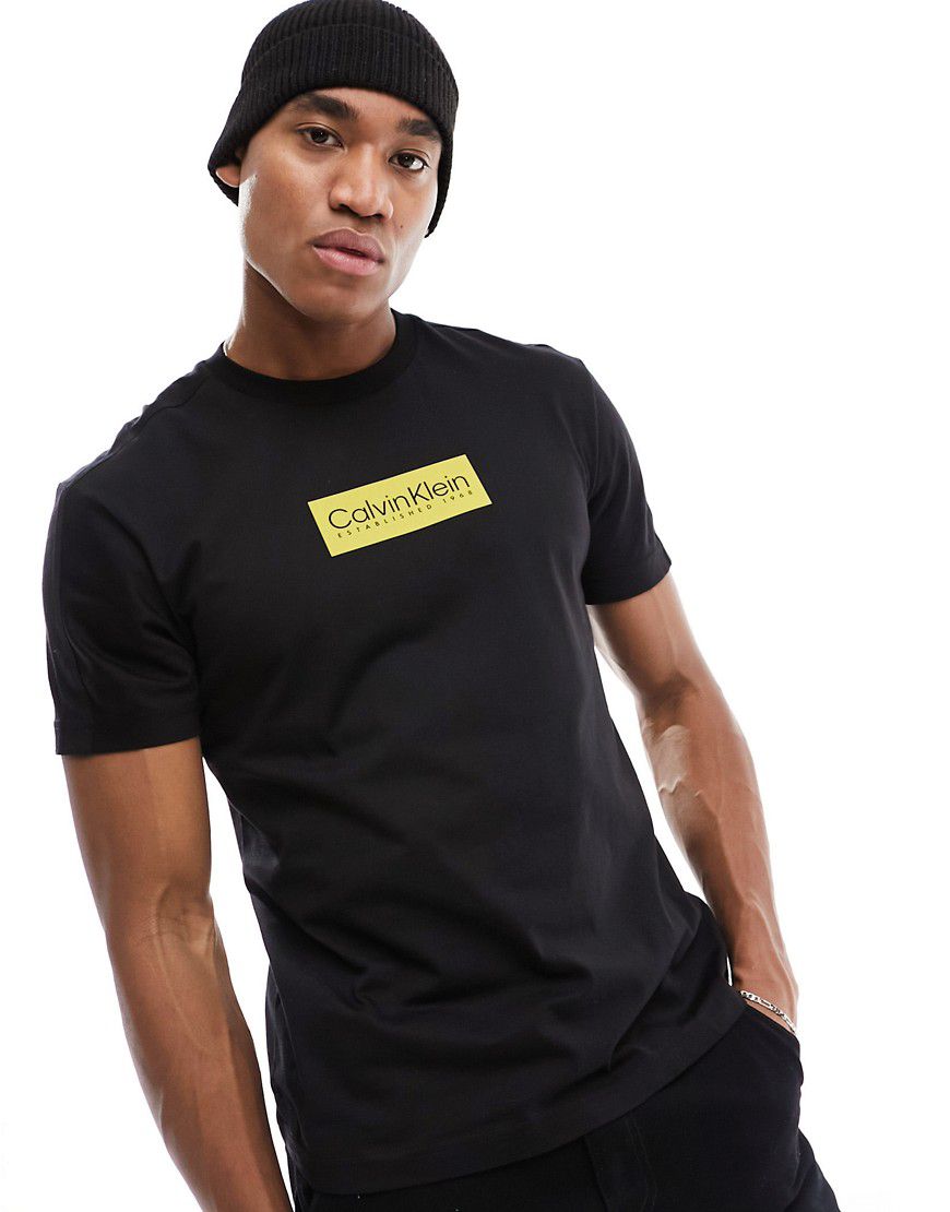 T-shirt nera con logo in rilievo gommato - Calvin Klein - Modalova