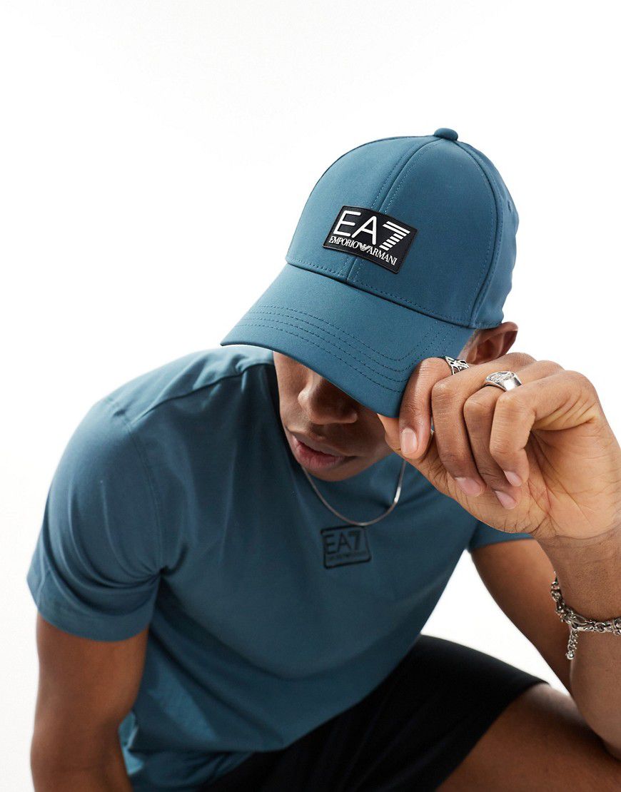 Armani - Core - Cappellino con visiera medio con etichetta del logo - EA7 - Modalova