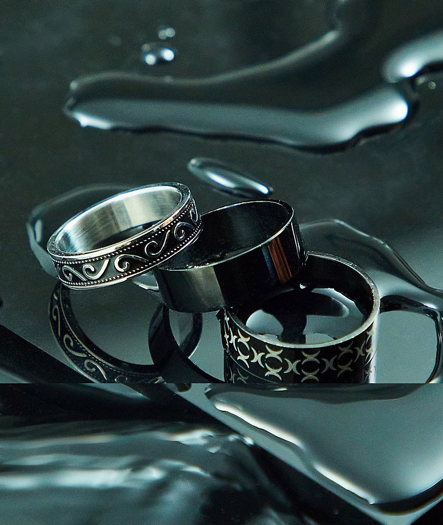 Confezione da 3 anelli a fascia in acciaio inossidabile resistente all'acqua con incisioni neri e argentati - ASOS DESIGN - Modalova