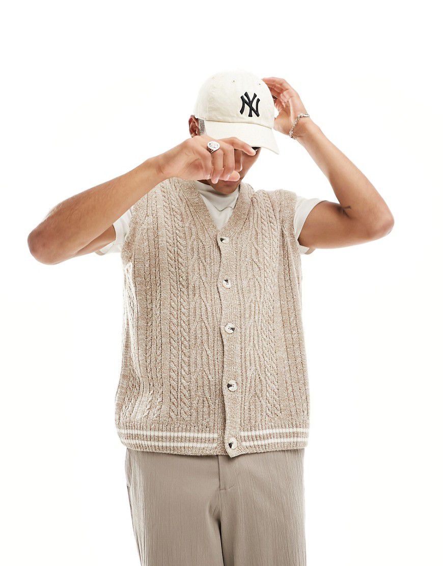 Cardigan oversize senza maniche da cricket in maglia a trecce color cuoio - ASOS DESIGN - Modalova