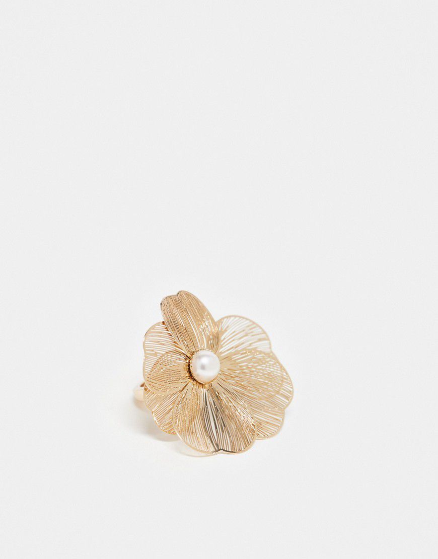 Anello dorato con design scolpito floreale - ASOS DESIGN - Modalova