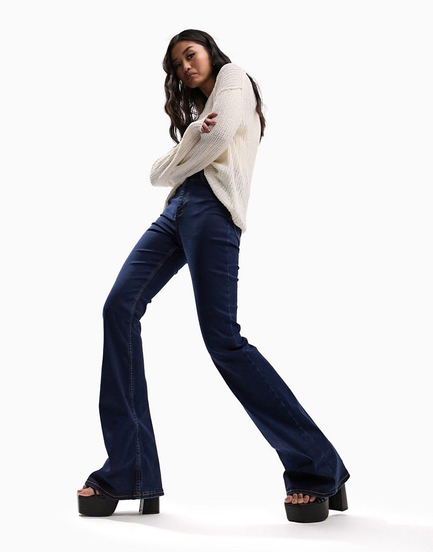 Jeans a zampa scuri super elasticizzati - ASOS DESIGN - Modalova