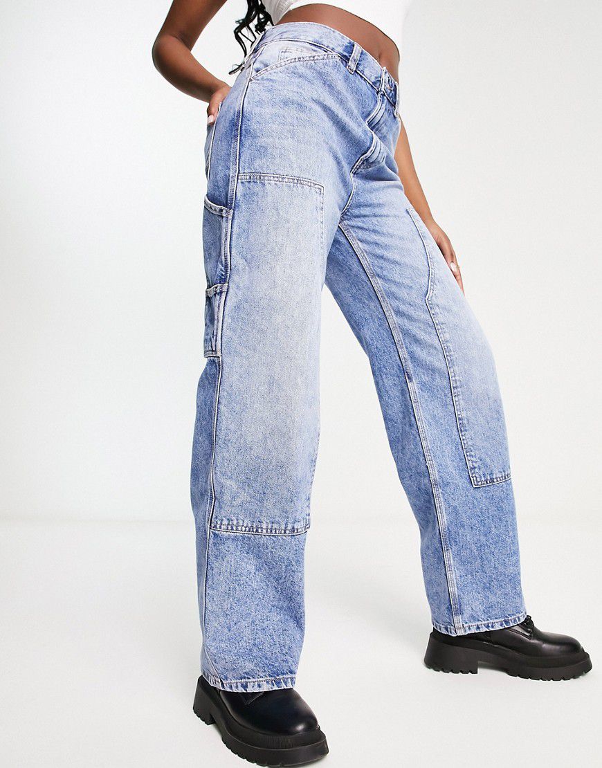 Jeans boyfriend ampi a vita bassa medio con toppe sulle ginocchia - ASOS DESIGN - Modalova