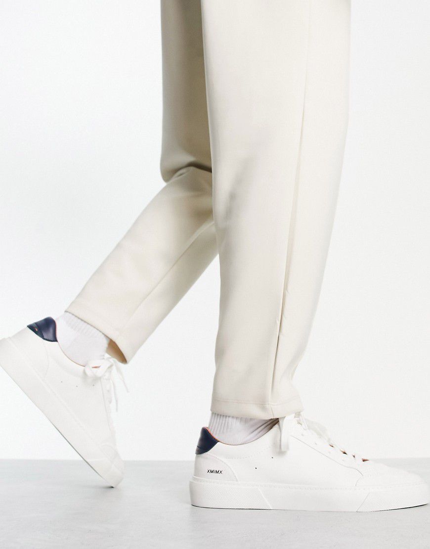 Sneakers bianche con pannelli in camoscio sintetico - ASOS DESIGN - Modalova