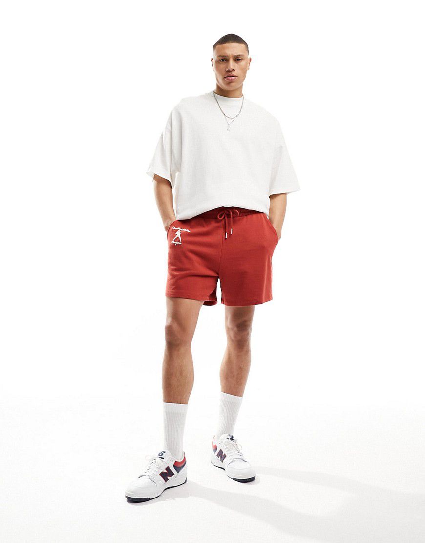 Pantaloncini oversize rossi con stampa stile college - ASOS DESIGN - Modalova