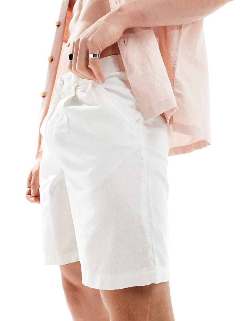 Pantaloncini lunghezza standard bianchi in lino con pieghe e vita fissa - ASOS DESIGN - Modalova