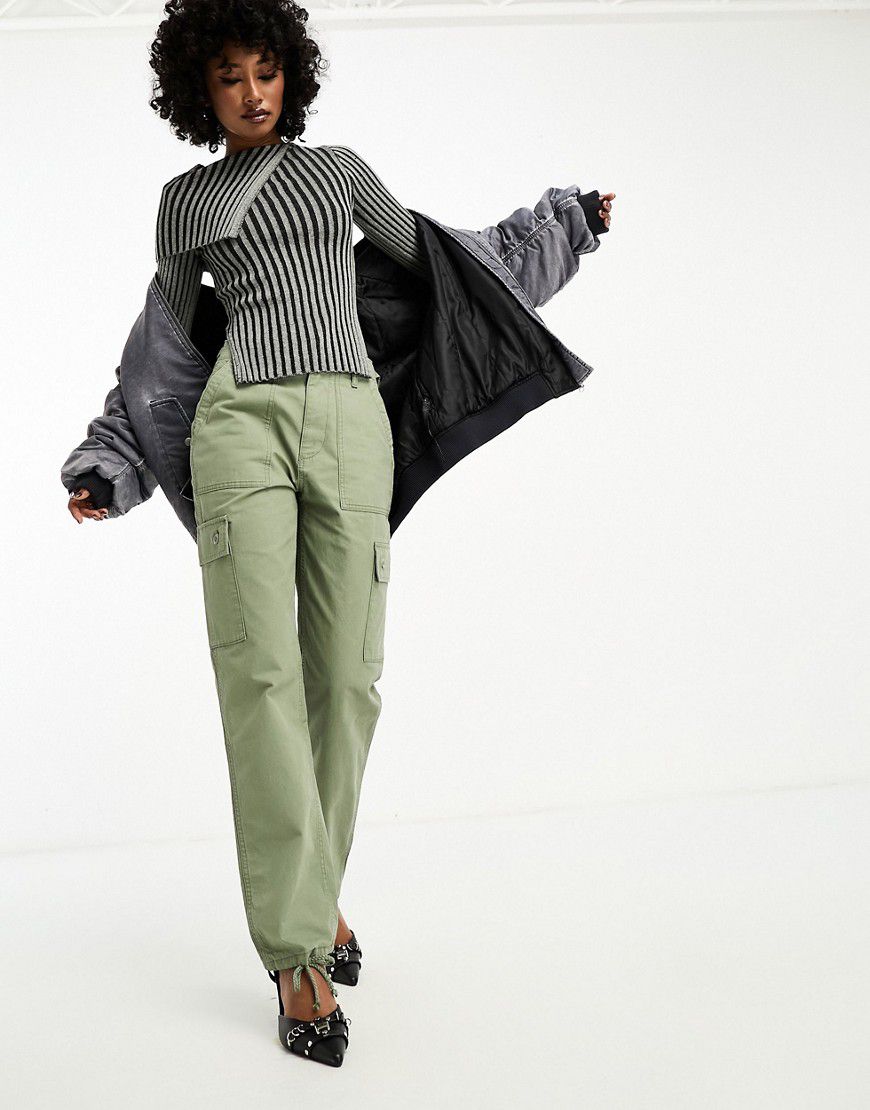 Pantaloni cargo color oliva con etichetta - ASOS DESIGN - Modalova