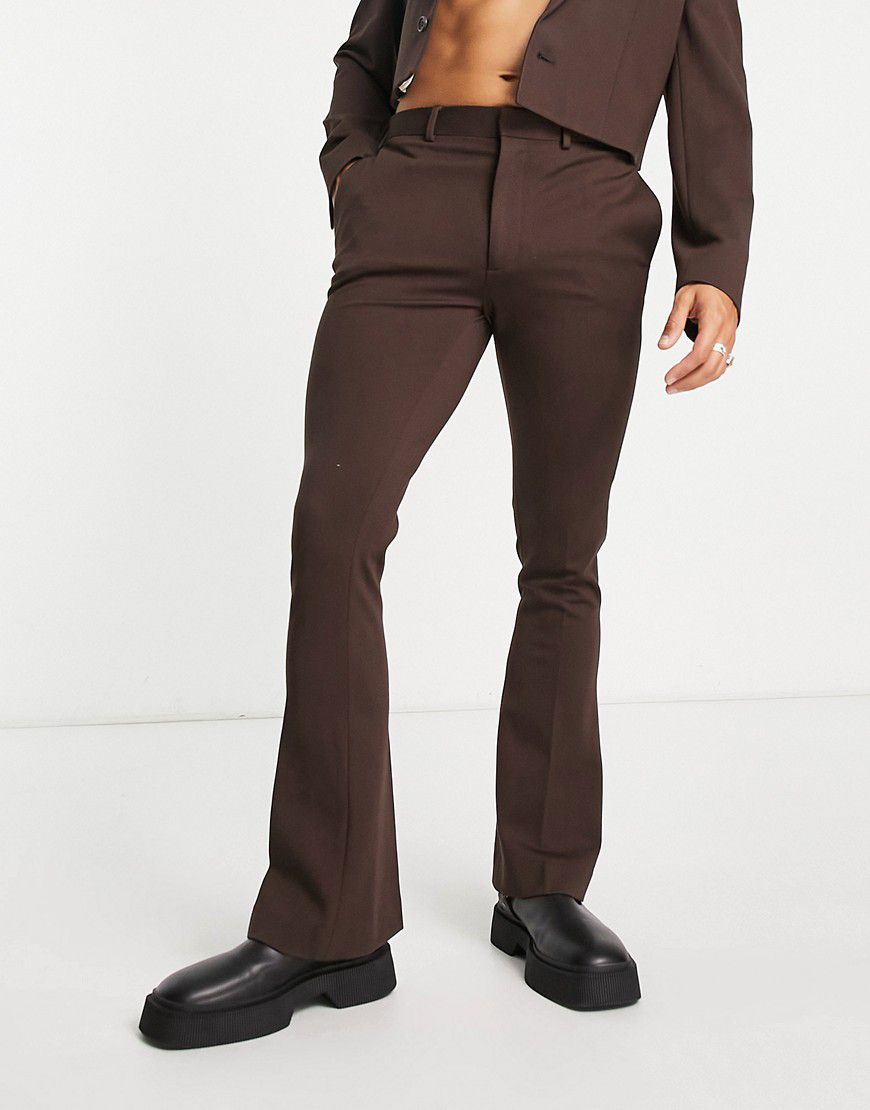 Pantaloni da abito a zampa larghi cioccolato - ASOS DESIGN - Modalova