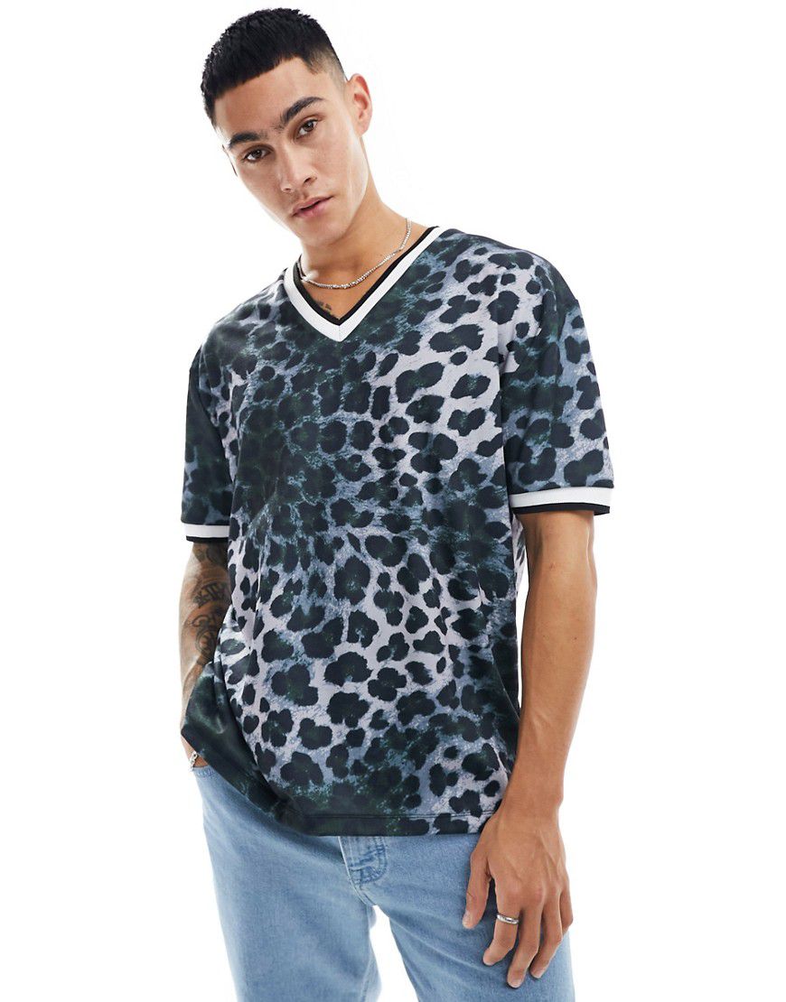 T-shirt vestibilità comoda con scollo a V e stampa leopardata - ASOS DESIGN - Modalova