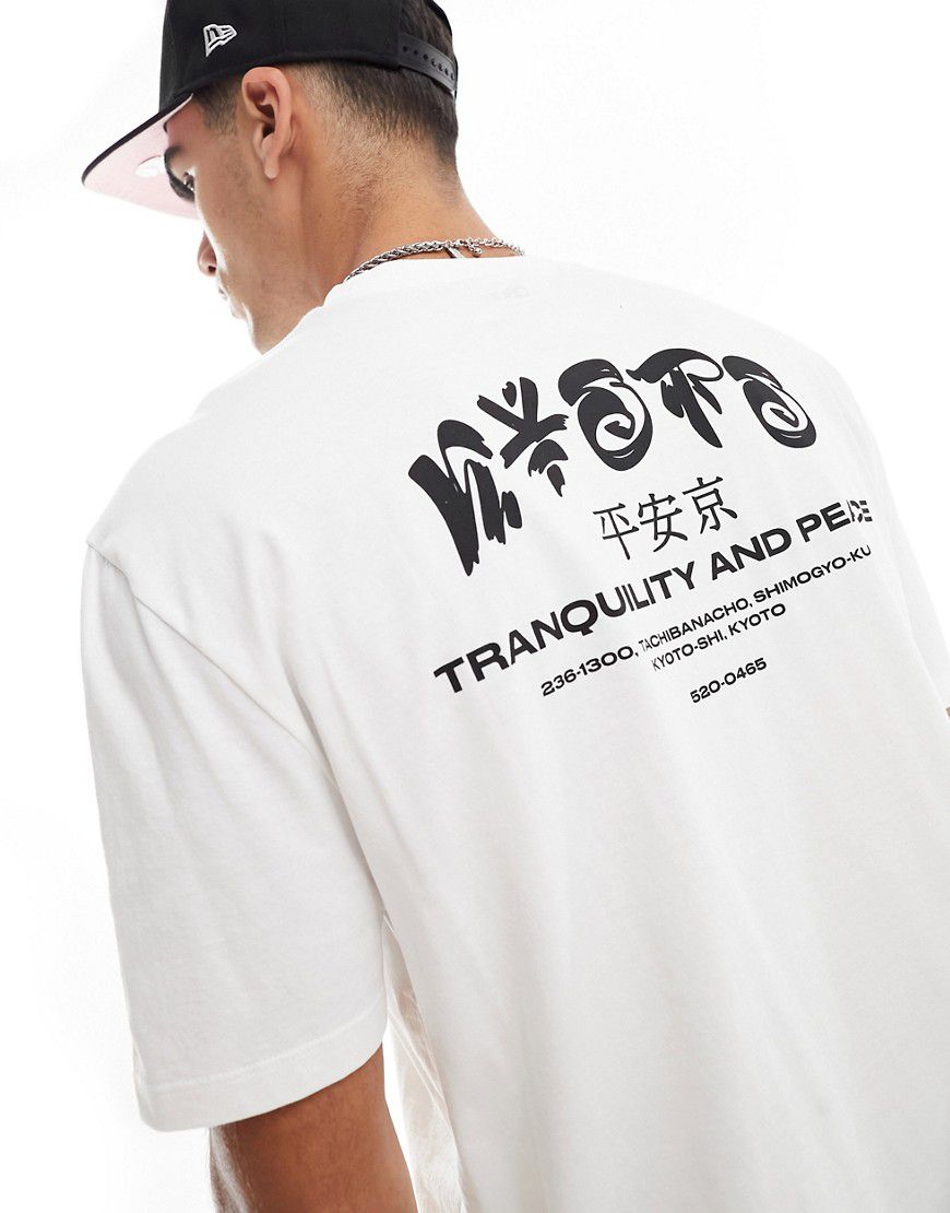 T-shirt comoda bianca con stampa "Souvenir" sul retro - ASOS DESIGN - Modalova