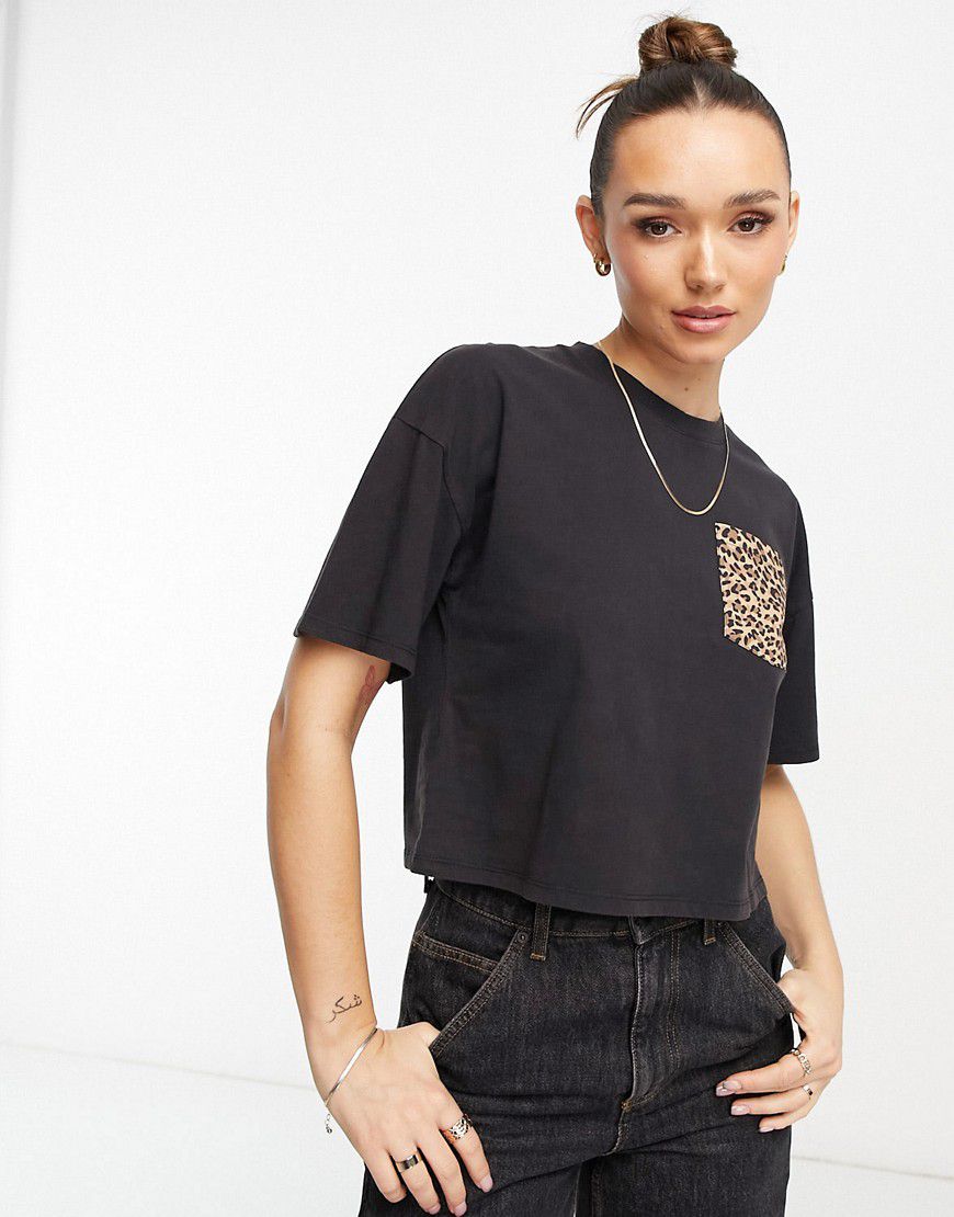 T-shirt nero slavato con tasca leopardata - ASOS DESIGN - Modalova