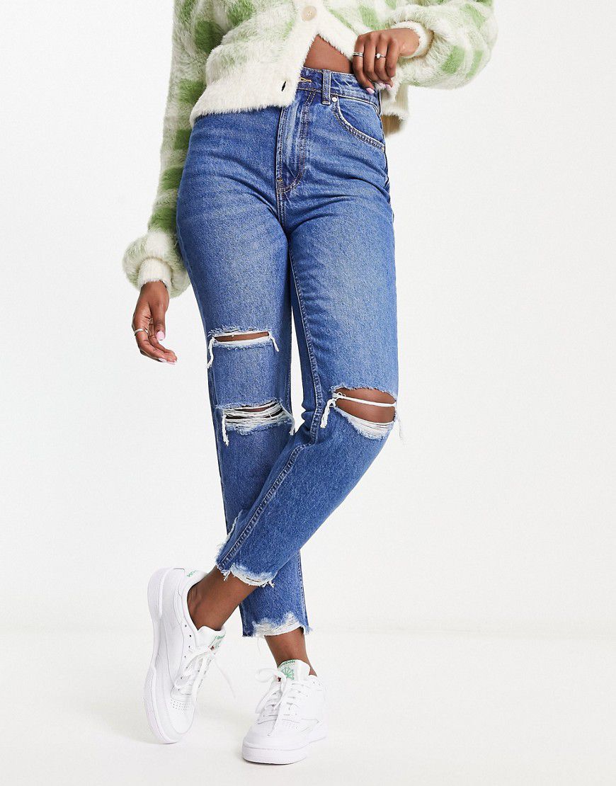 Mom jeans vestibilità confortevole medio con strappi - Bershka - Modalova