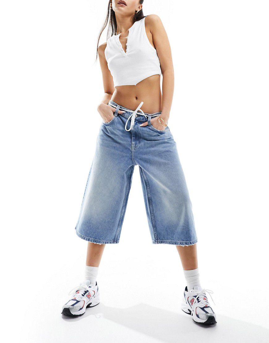 Pantaloncini Capri di jeans lavaggio medio - Bershka - Modalova