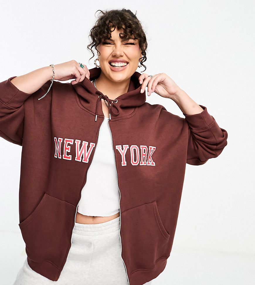 Felpa boyfriend comoda rossa con cappuccio e zip con grafica NEW YORK - Daisy Street Plus - Modalova