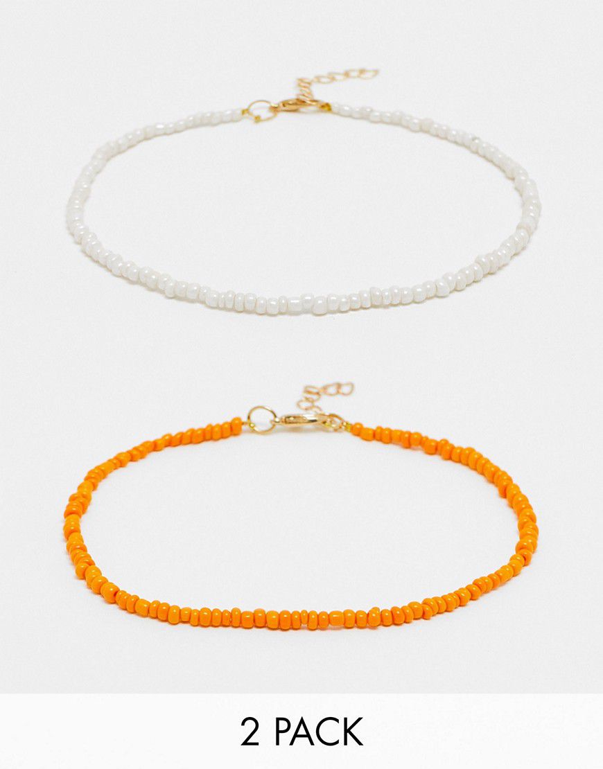 Confezione da 2 cavigliere con perline bianche e arancioni - DesignB London - Modalova