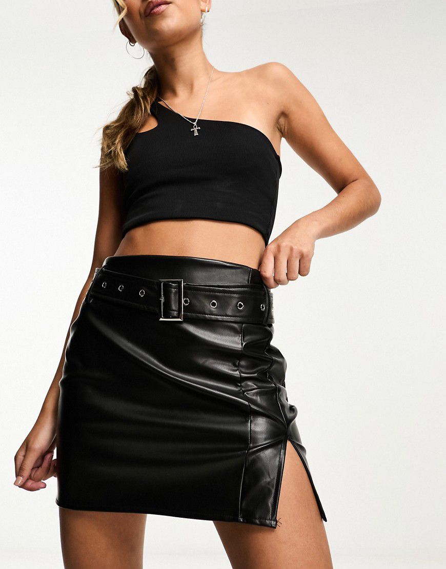 Minigonna in pelle sintetica nera con cintura - In The Style - Modalova