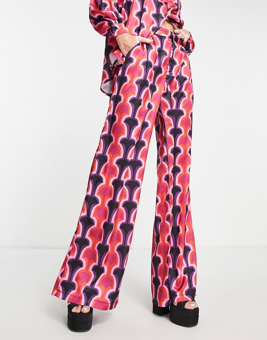 Pantaloni a zampa con stampa geometrica in coordinato - In The Style - Modalova
