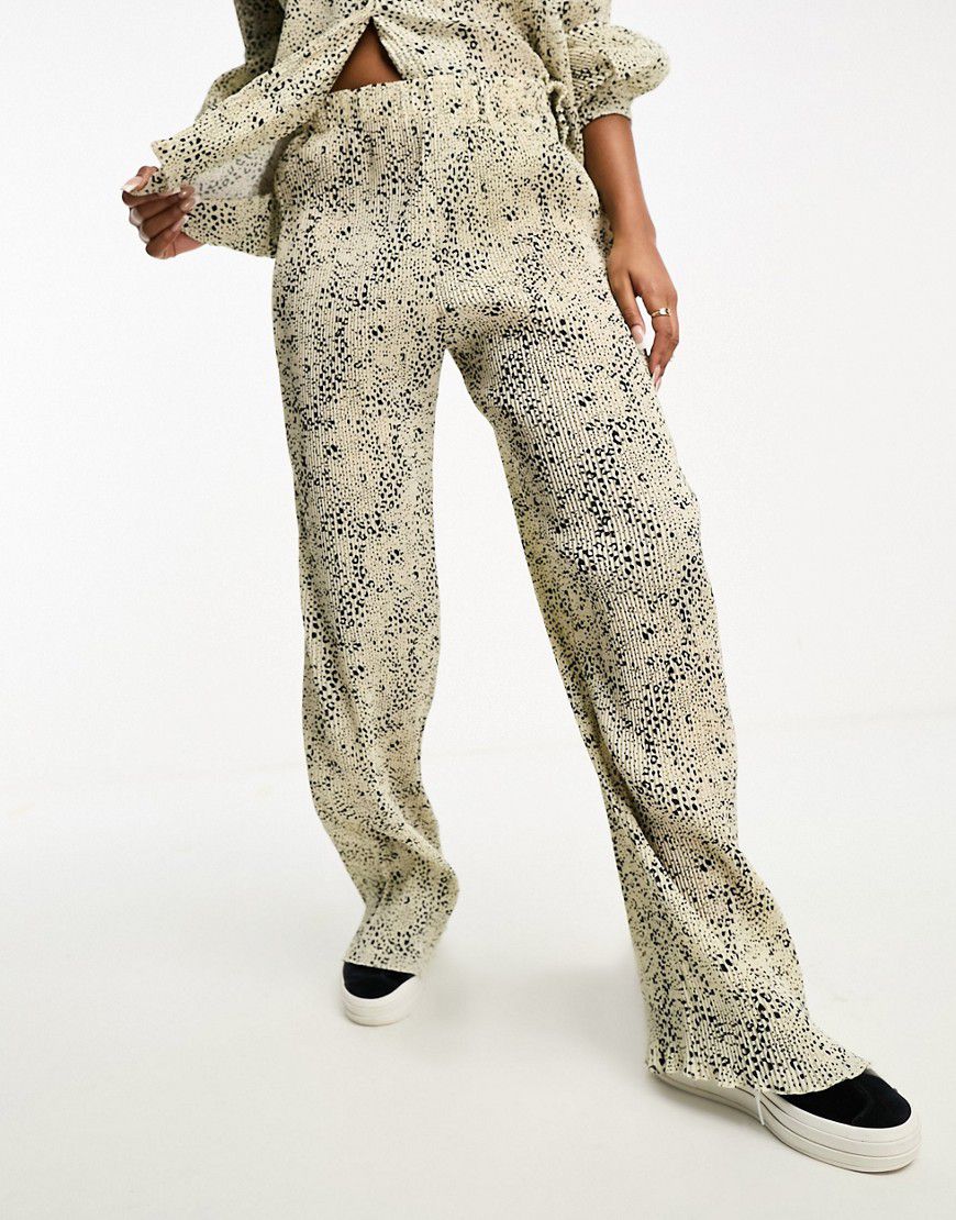 Pantaloni plissé a fondo ampio con stampa pitonata in coordinato - In The Style - Modalova