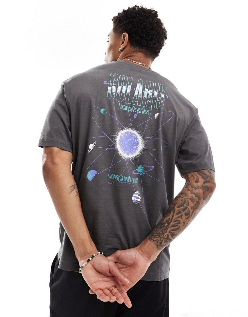 T-shirt oversize grigia con stampa di sistema solare sul retro - ONLY & SONS - Modalova