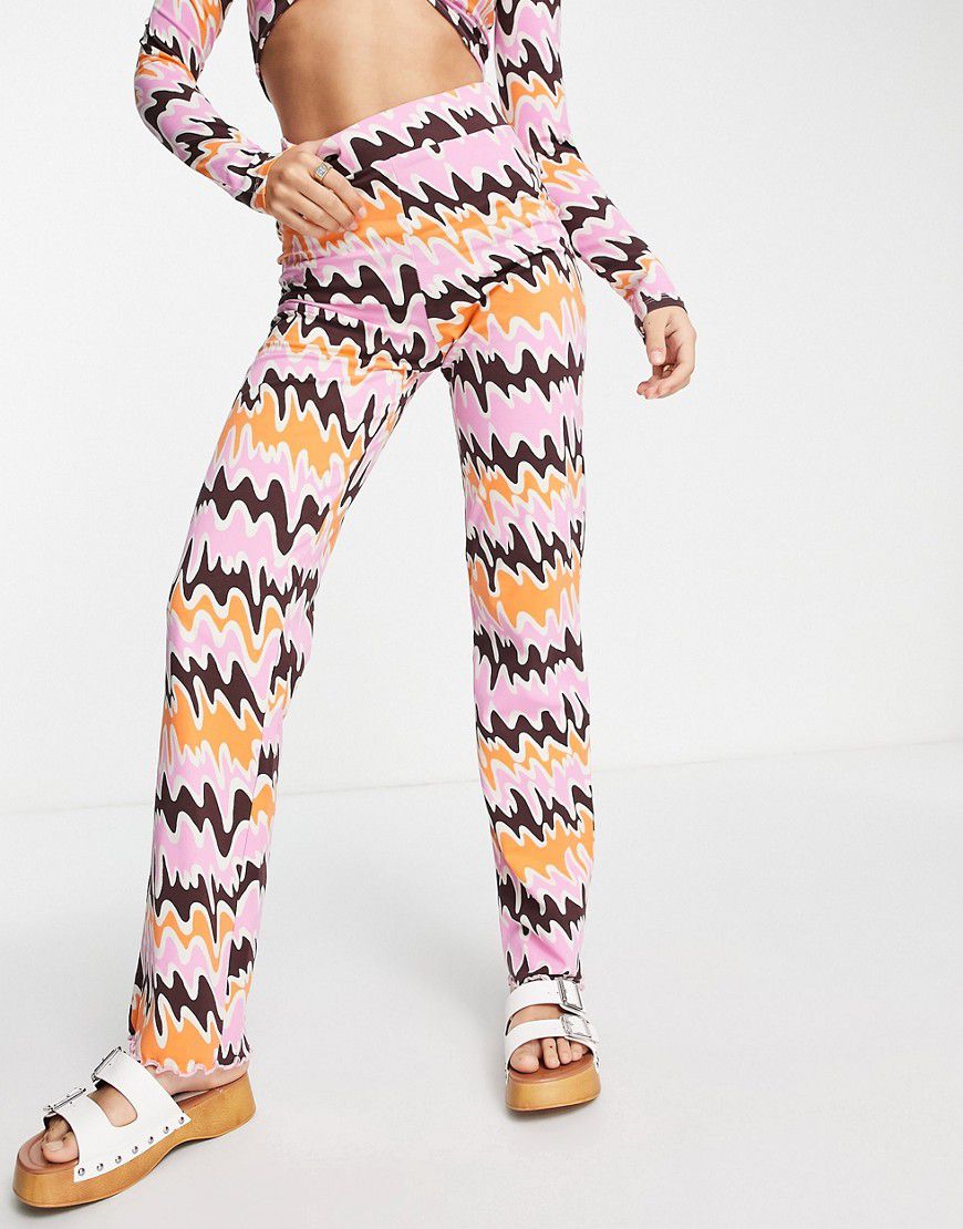 Pantaloni dritti con stampa astratta arancione e rosa in coordinato - Monki - Modalova