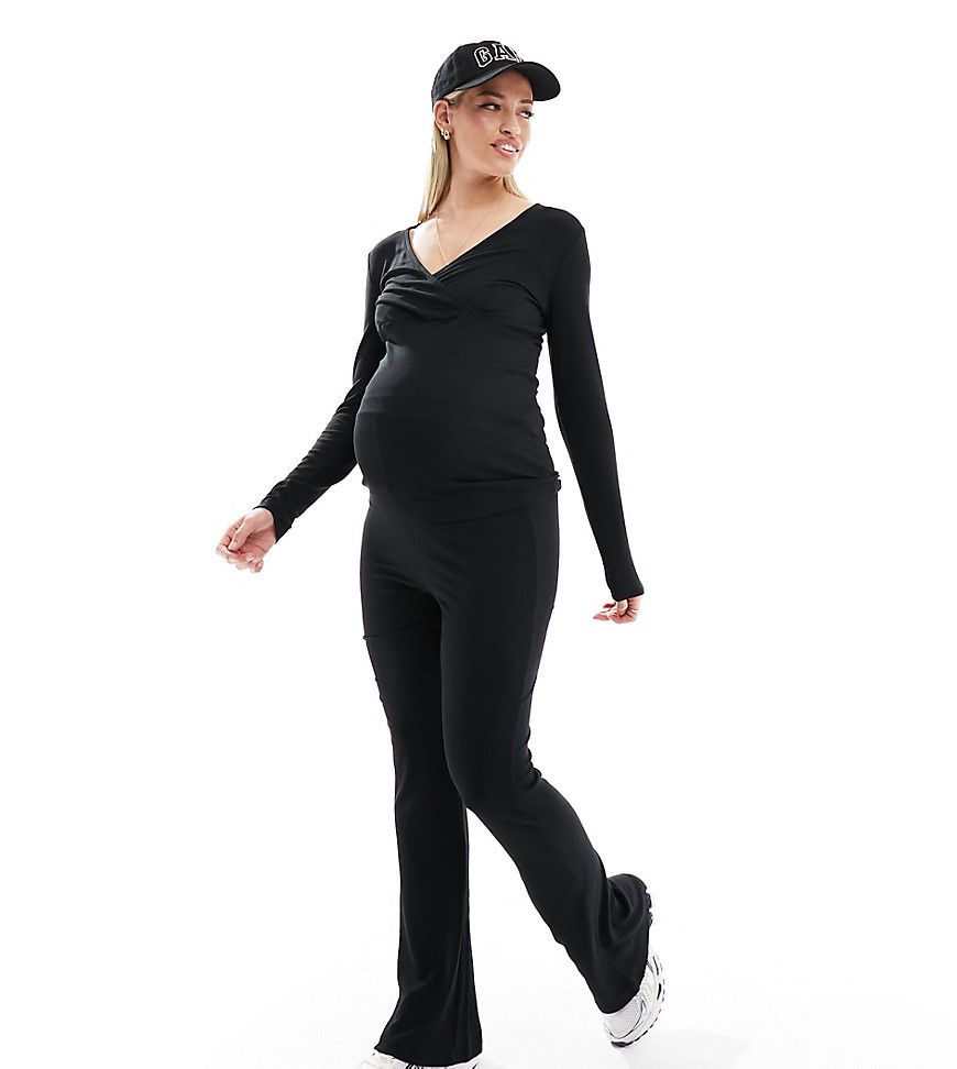 Mamalicious Maternity - Pantaloni neri a zampa con fascia sopra il pancione in jersey in coordinato - Mama.licious - Modalova