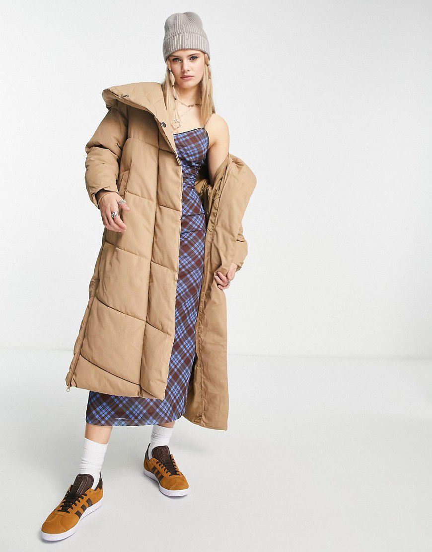 Cappotto lungo imbottito con cappuccio, color cammello - Noisy May - Modalova
