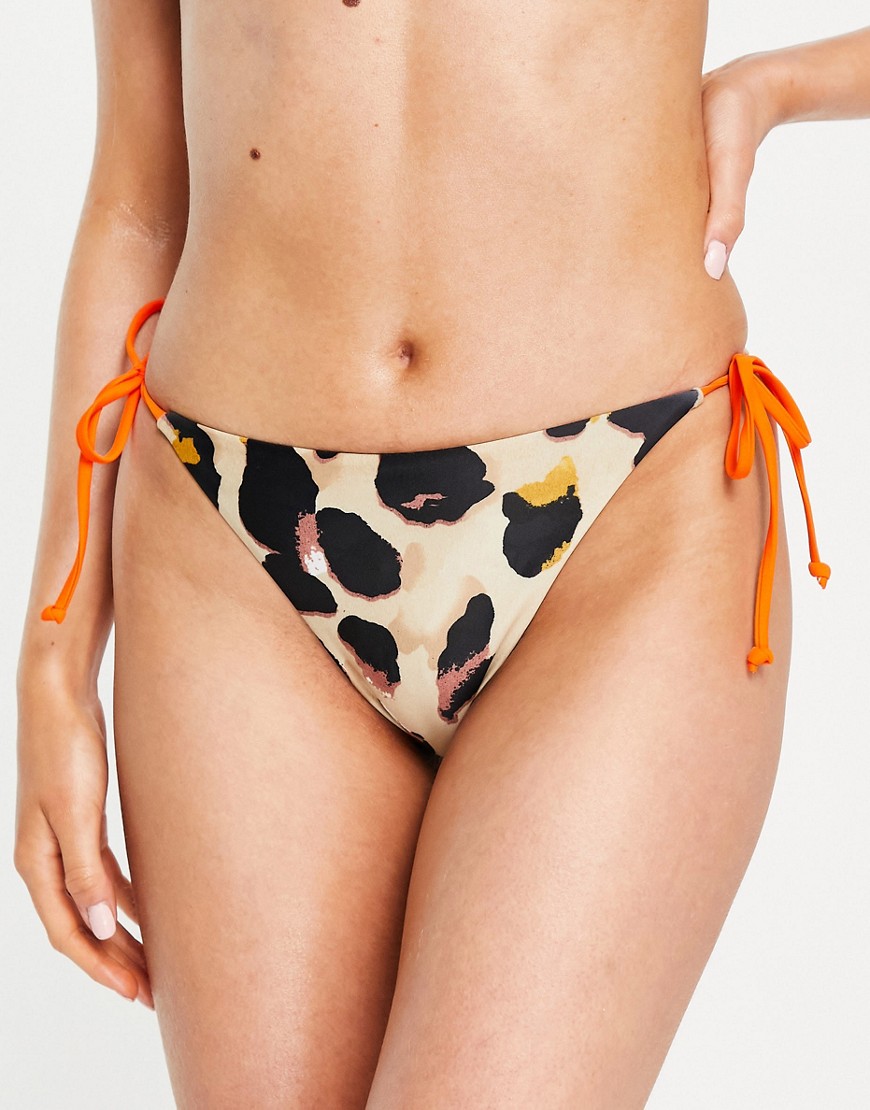 Slip bikini con stampa leopardata e laccetti a contrasto in coordinato - Never Fully Dressed - Modalova