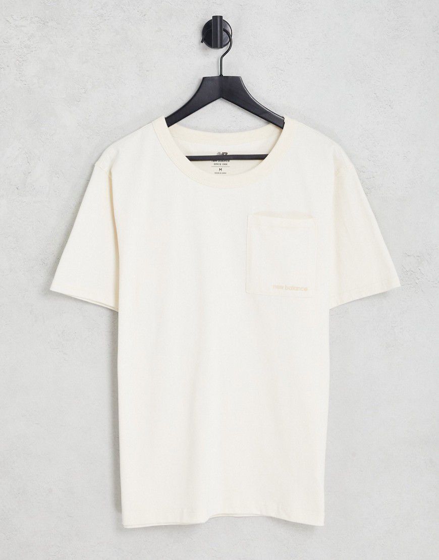 T-shirt sporco slavato con tasca con logo - New Balance - Modalova