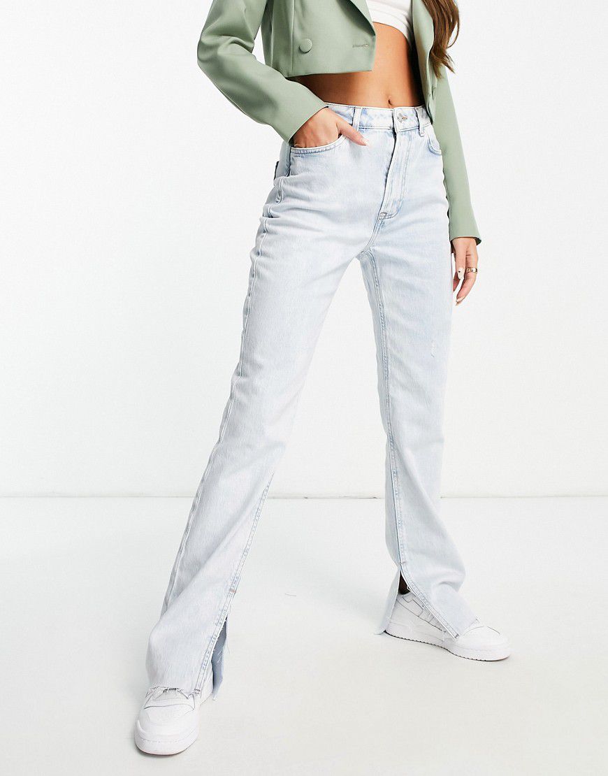 Jeans a zampa con spacchi sul fondo lavaggio chiaro - New Look - Modalova