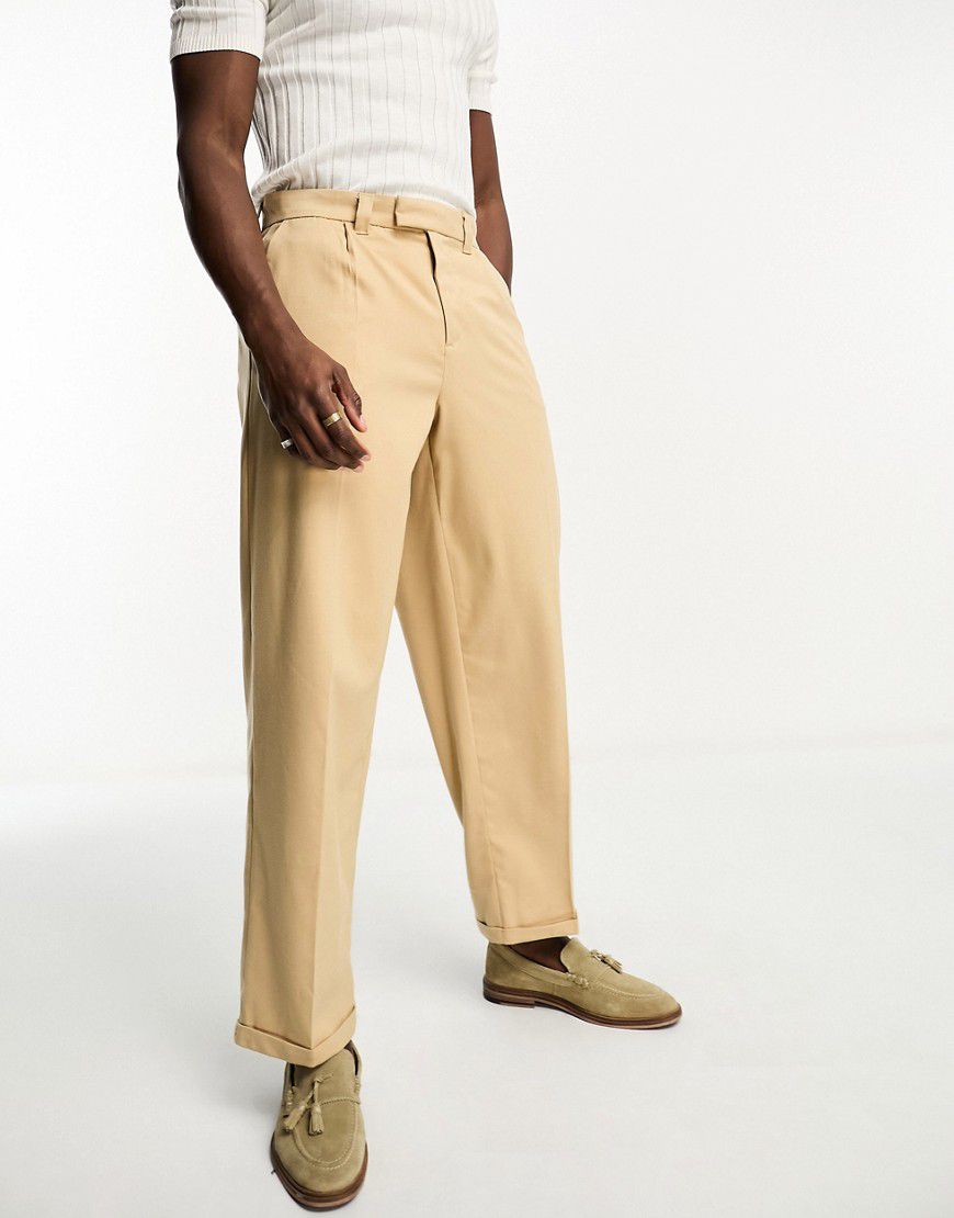 Pantaloni comodi color cammello con pieghe sul davanti - New Look - Modalova