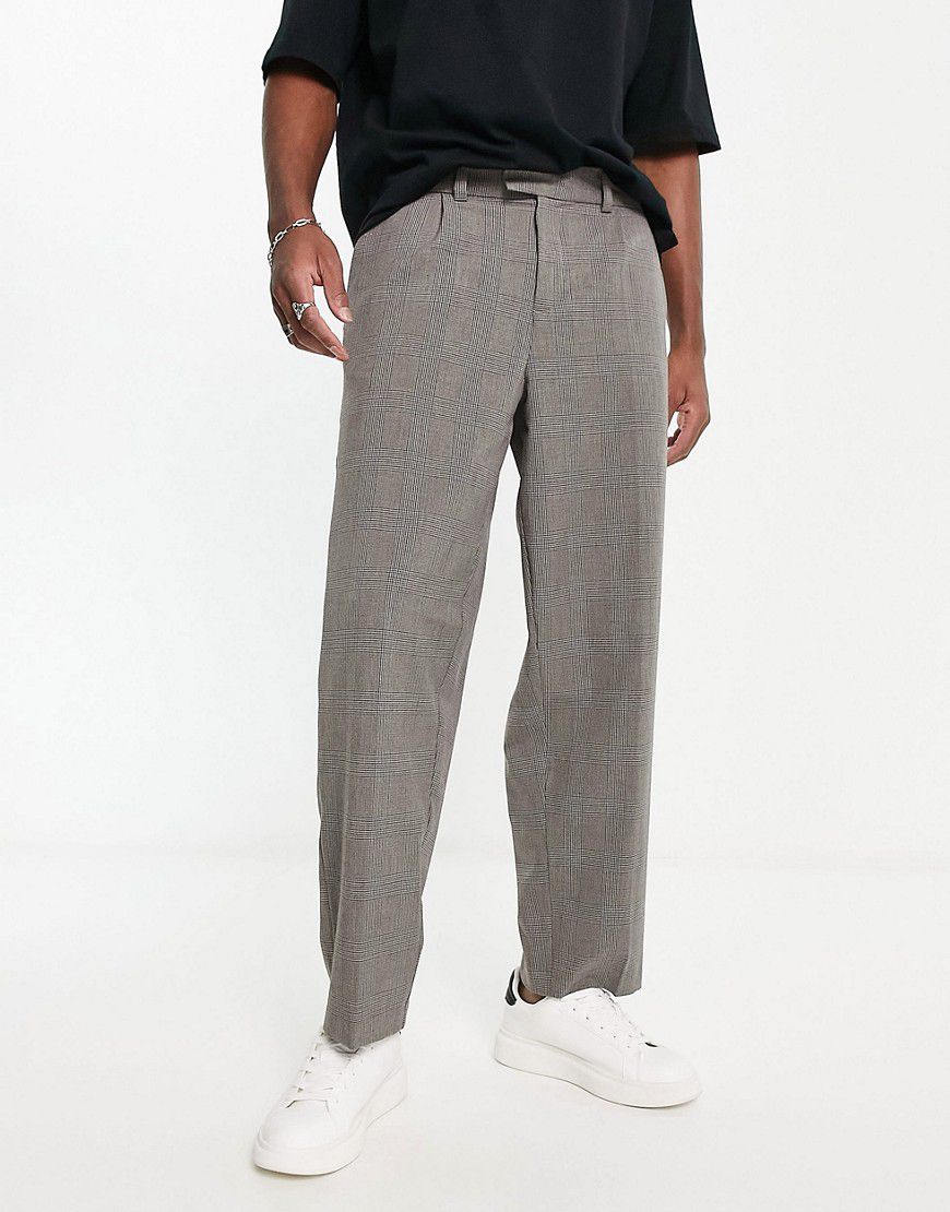 Pantaloni con fondo ampio marroni a quadri - New Look - Modalova