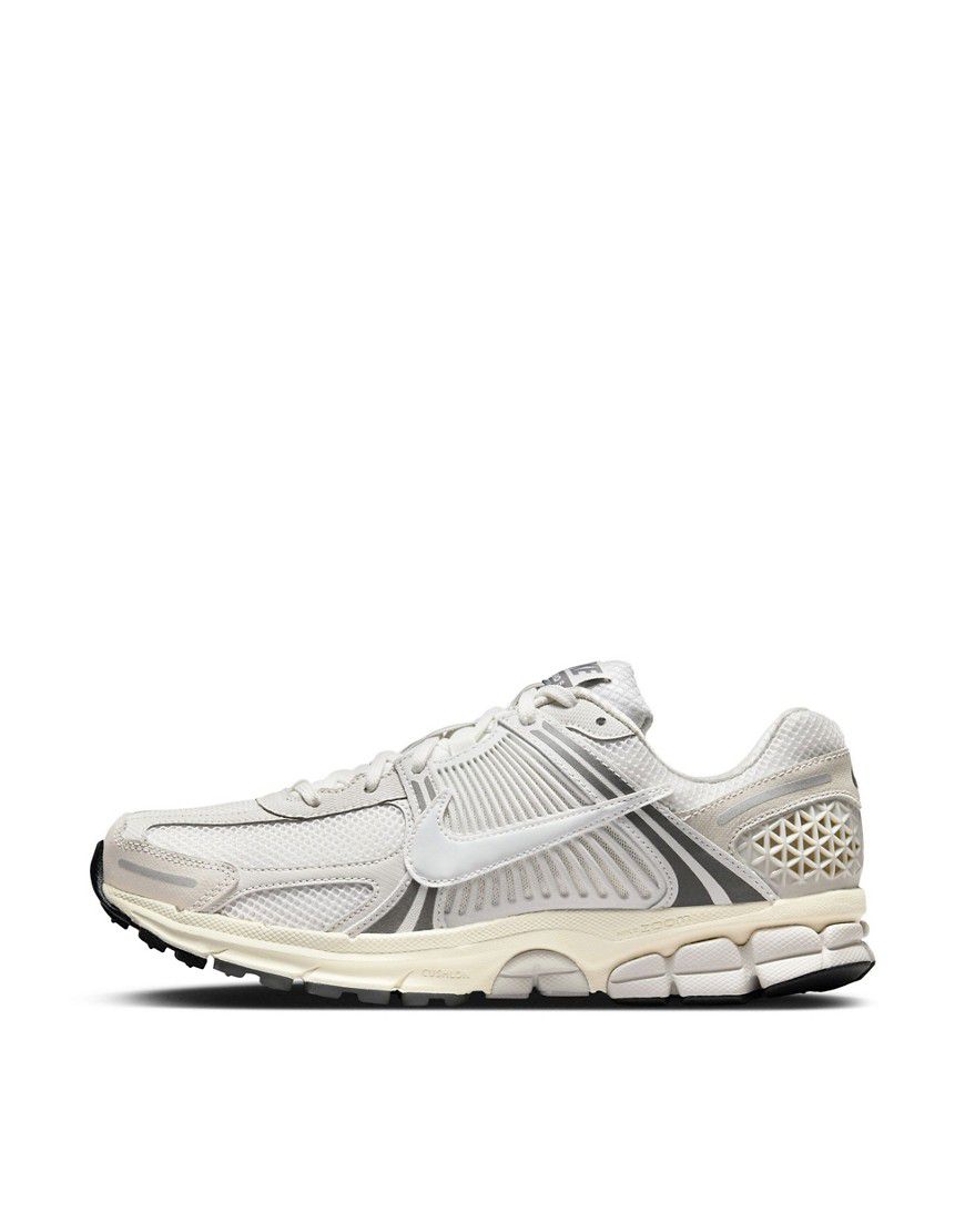Zoom - Vomero 5 SE - Sneakers bianche e argento - Nike - Modalova