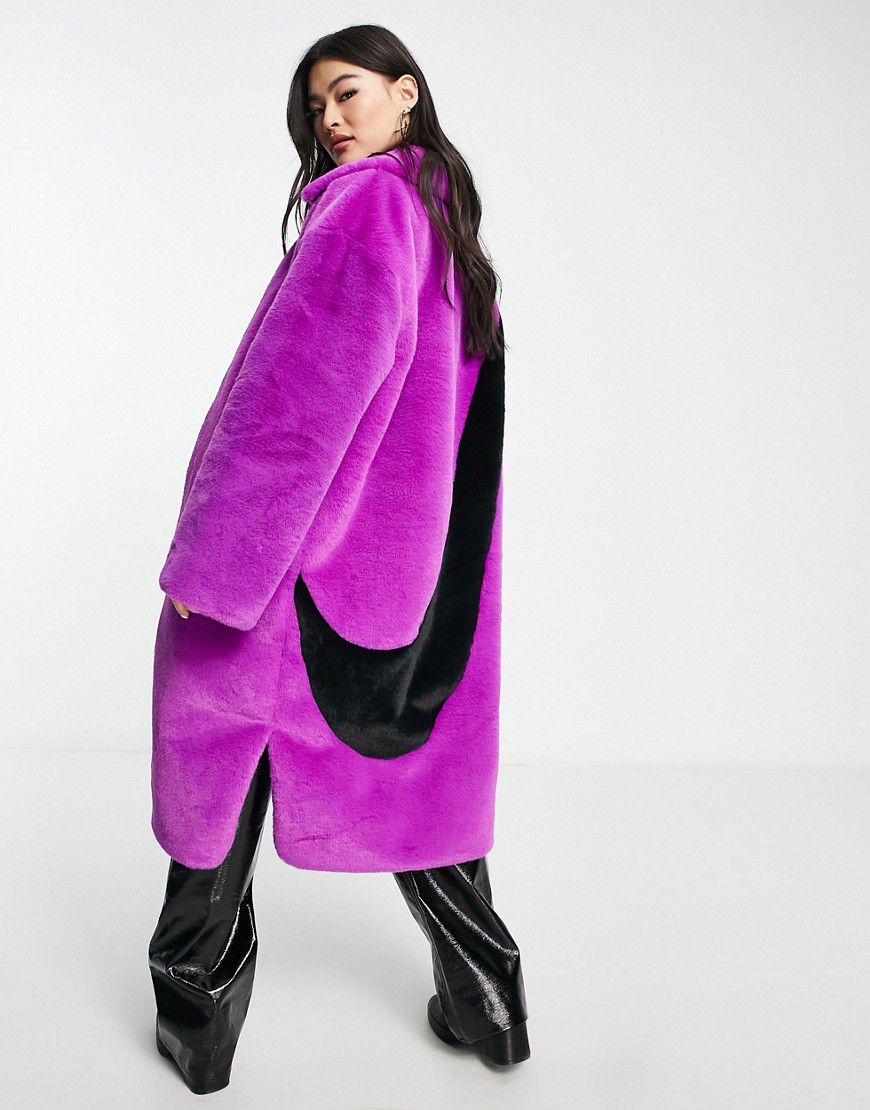 Cappotto lungo in pelliccia sintetica color acceso e nero con logo - Nike - Modalova