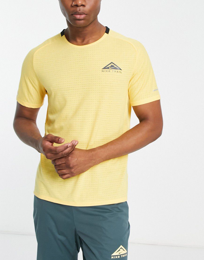 Trail - T-shirt gialla con logo - Nike Running - Modalova