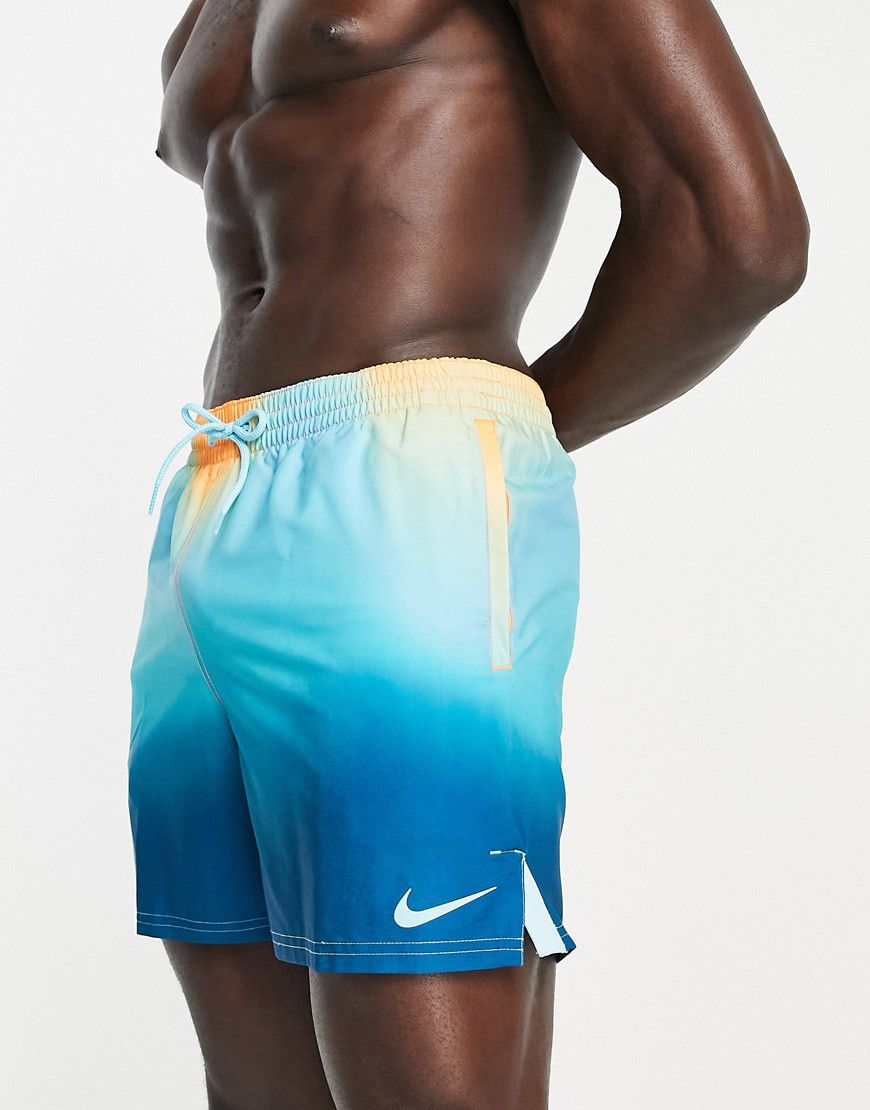 Explore - Pantaloncini da bagno arancioni e blu tie-dye da 5" - Nike Swimming - Modalova