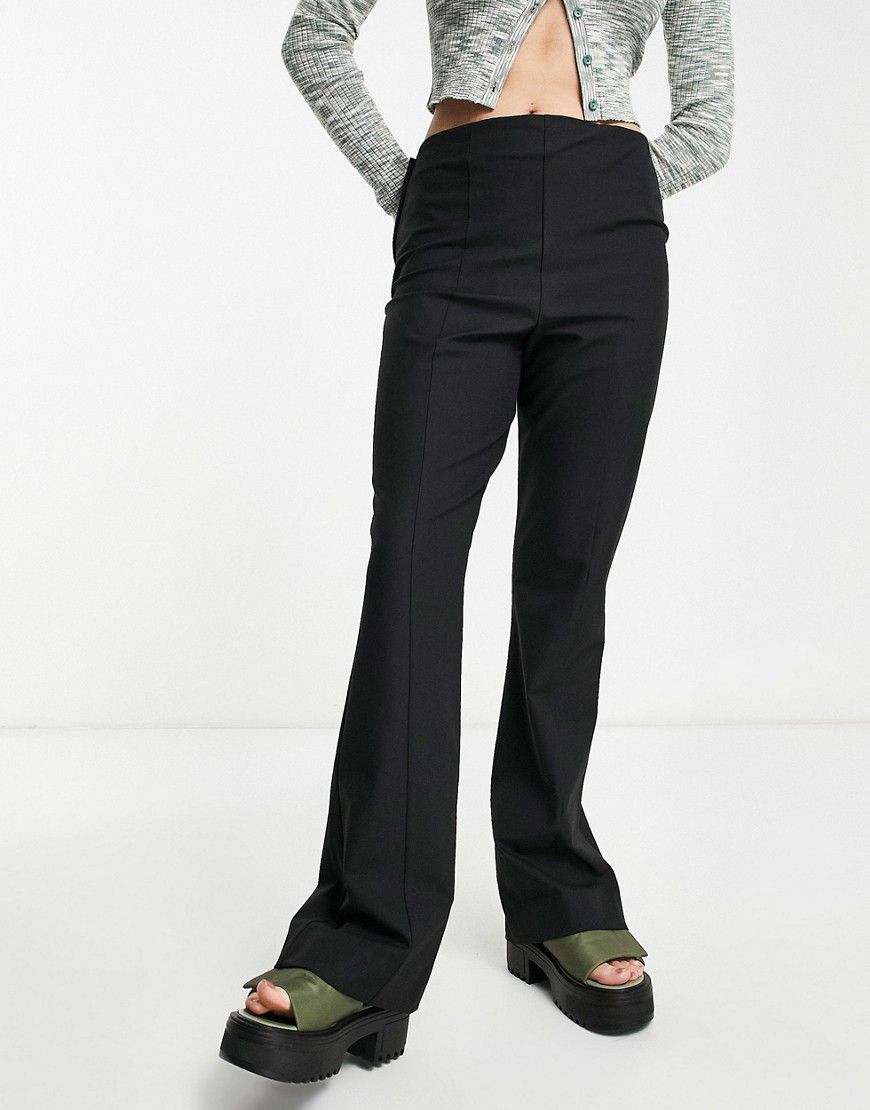 Pantaloni neri strutturati a zampa con nervature - Selected - Modalova