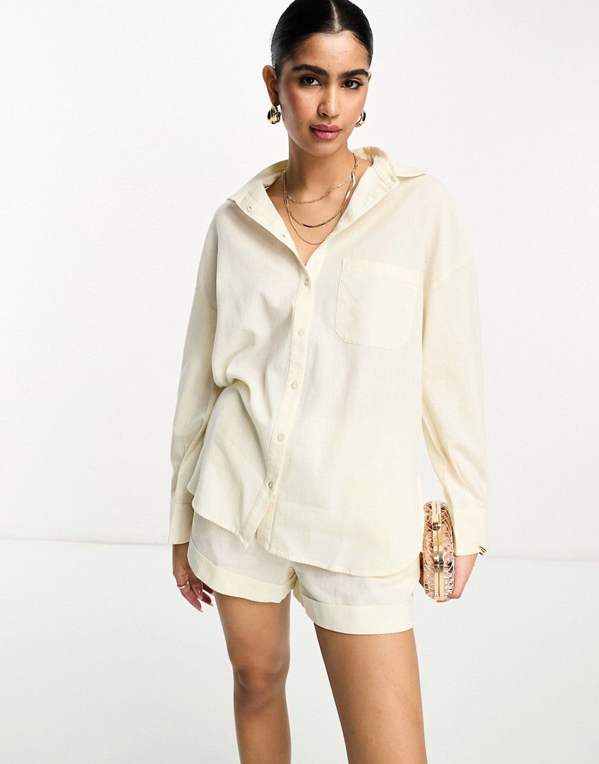 Camicia comoda in misto lino color crema con tasca in coordinato - Pretty Lavish - Modalova