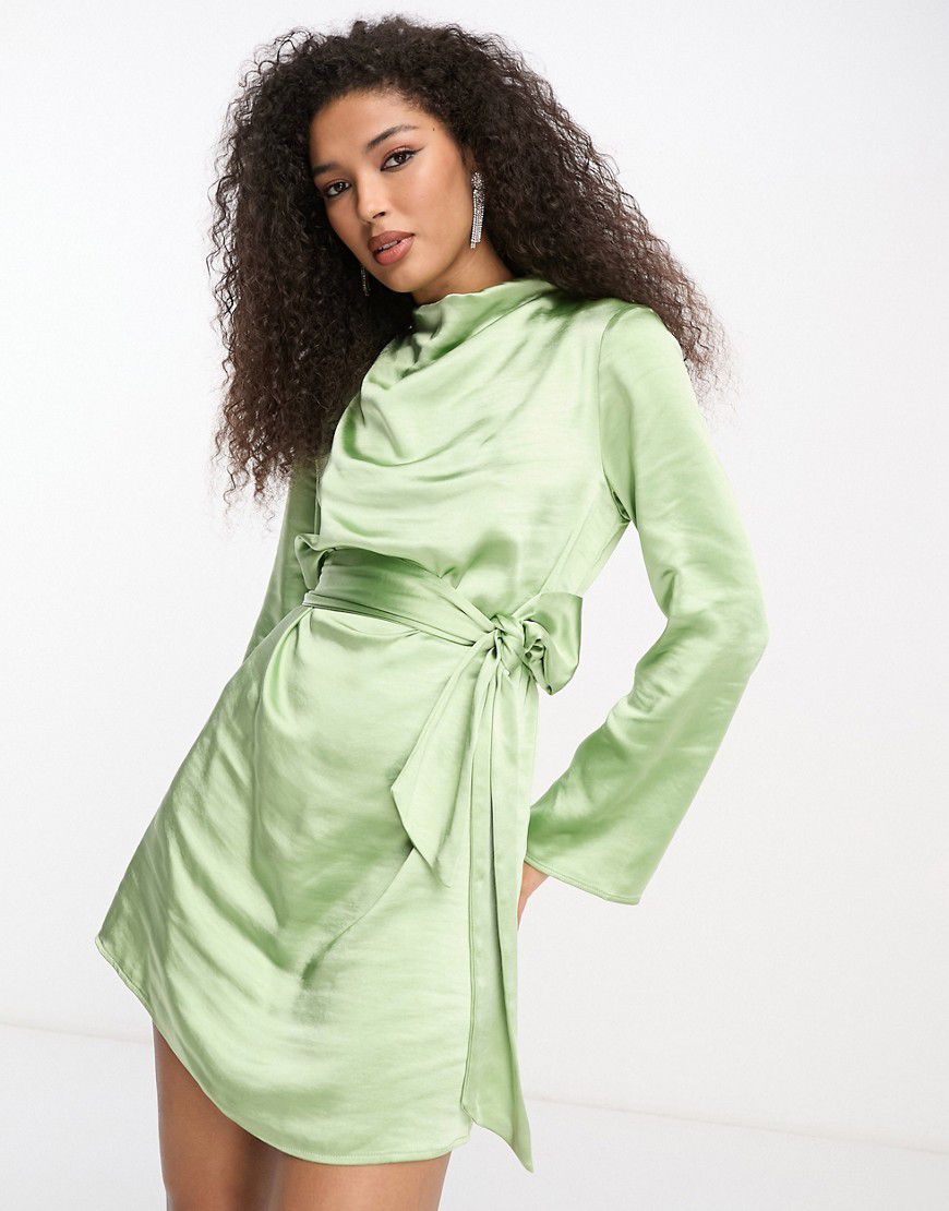 Jayda - Vestito corto in raso color oliva chiaro allacciato in vita - Pretty Lavish - Modalova