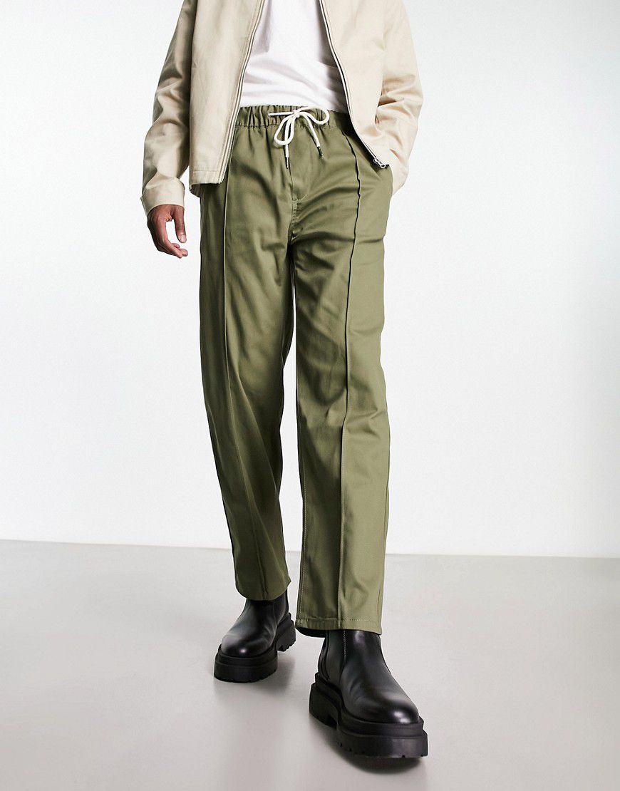 Pantaloni eleganti con pince color kaki - Pull & Bear - Modalova