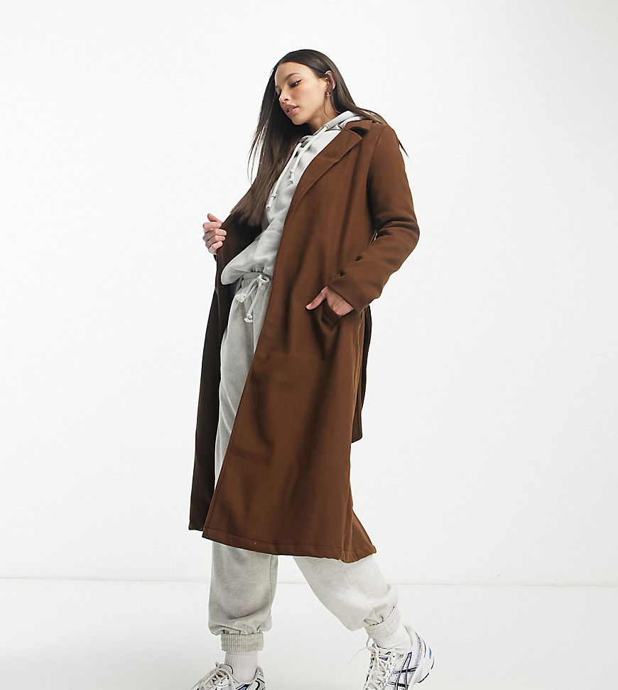 Cappotto taglio lungo marrone cioccolato con cintura - QED London Tall - Modalova