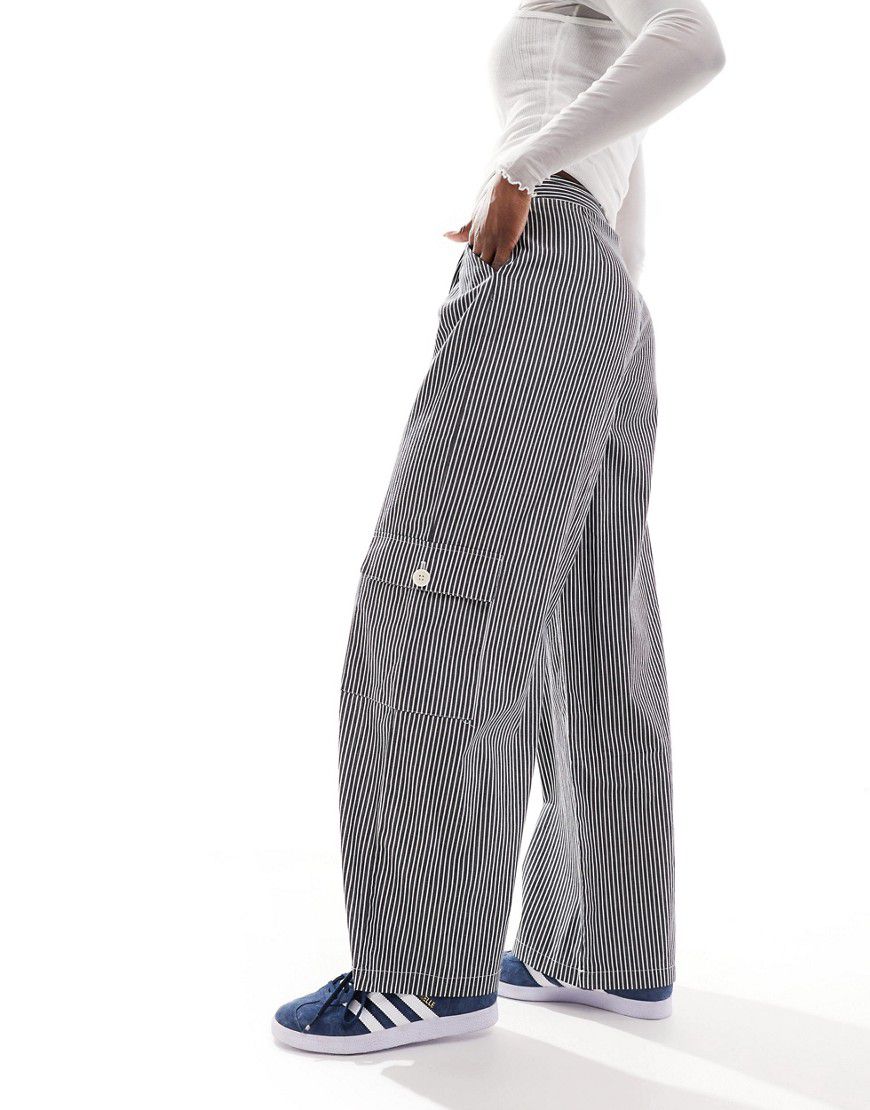 Pantaloni cargo a fondo ampio grigio scuro con motivo gessato - Reclaimed Vintage - Modalova