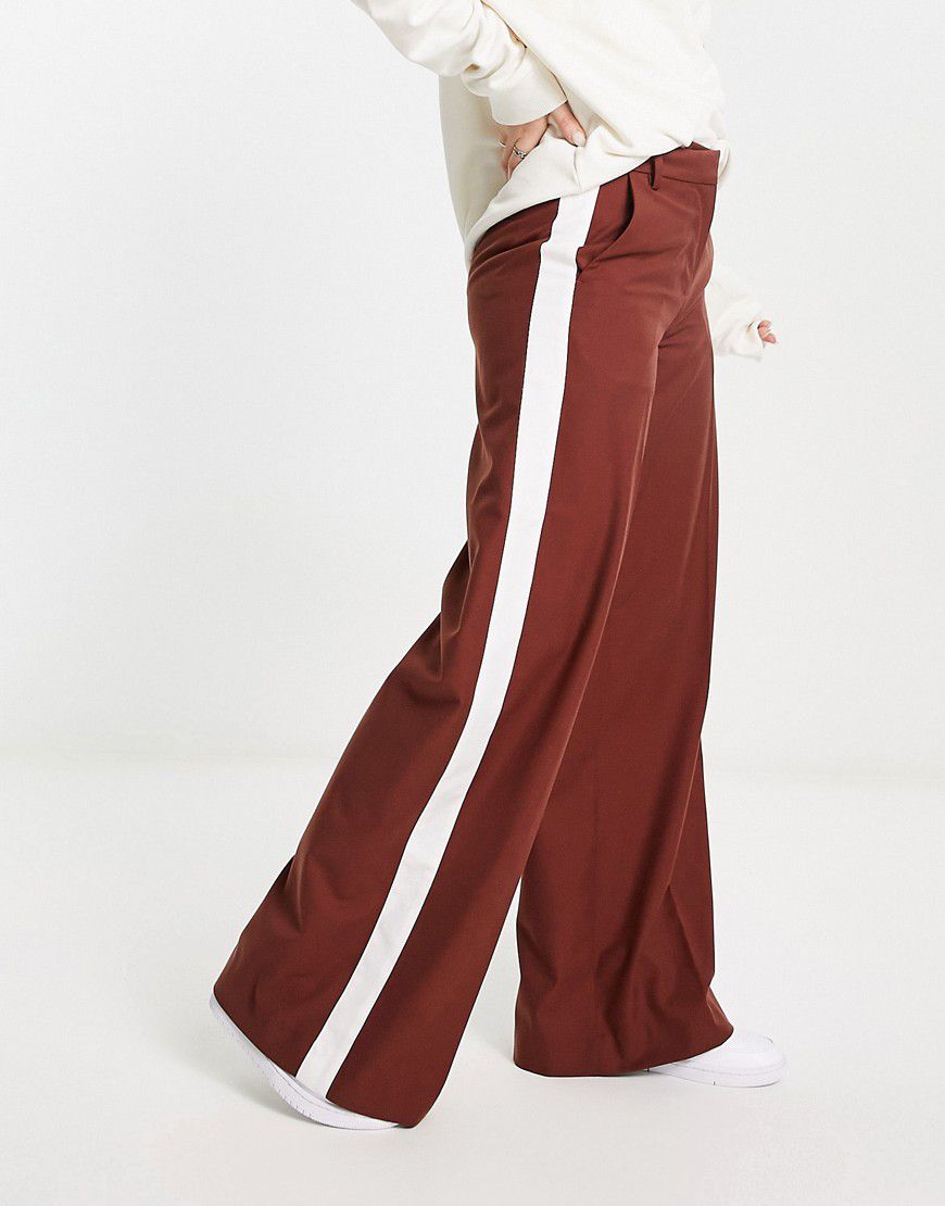 Callie - Pantaloni a fondo ampio color ruggine - Weekday - Modalova